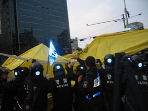 ▲ 대한문 앞 분향소 철거 모습 ⓒ 뉴데일리