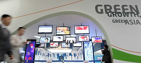 ▲ 서귀포에서 1일 개막한 한&middot;아세안(ASEAN) 특별정상회의에서 '녹색성장'이 최대 화두로 떠올랐다. 이명박 대통령은 2일 제주 국제컨벤션센터에 설치된 녹색성장전시관(사진)을 찾아 아세안 정상들에게 직접 우리 정부의 녹색성장 정책을 설명할 계획이다. ⓒ&nbsp;연합뉴스