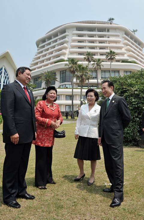 ▲ 이명박 대통령은 1일 수실로 밤방 유도요노 인도네시아 대통령과 정상회담을 가진 뒤 내외가 모두 참석한 가운데 숙소 인근을 산책했다.&nbsp;ⓒ 뉴데일리<=청와대 제공>&nbsp;