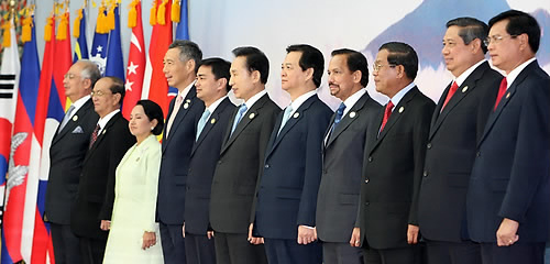 ▲ 1일 오후 제주 서귀포 국제컨벤션센터(ICC)에서 개막된 한&middot;아세안 특별정상회의에 참가한 각국 정상들이 기념촬영을 하고 있다. 오른쪽부터 부아손 라오스 총리, 유도요노 인도네시아 대통령, 훈센 캄보디아 총리,볼키아 브루나이 국왕, 응웬 떤 중 베트남 총리, 이명박 대통령, 아피싯 태국 총리,리센룽 싱가포르 총리, 아로요 필리핀 대통령, 떼인 세인 미얀마 총리, 나집 말레이시아 총리. ⓒ&nbsp;연합뉴스