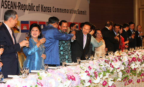 ▲ 이명박 대통령은 한·아세안(ASEAN) 특별정상회의 공식 개막일인 1일 밤 제주 서귀포 롯데호텔에서 아세안 정상을 비롯한 내외빈을 초청, 환영 만찬을 베풀었다. ⓒ 뉴데일리