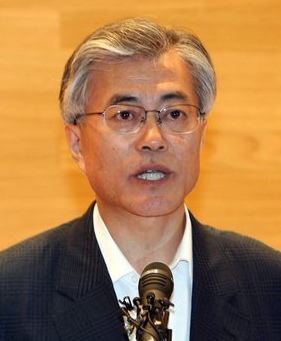 ▲ 지난달 23일 문재인 전 청와대비서실장이 경남 양산 부산대병원에서 노무현 전 대통령의 자살 소식을 브리핑하는&nbsp;모습.&nbsp; ⓒ 연합뉴스