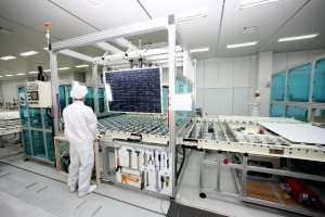 ▲ 충북 음성 태양광 공장 에서 태양전지를 조립해 태양광모듈을 만들고 모습.  ⓒ 뉴데일리