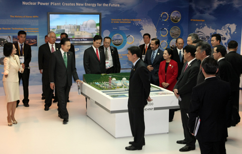 ▲ 한·아세안(ASEAN) 특별정상회의 참석차 제주를 방문 중인 이명박 대통령은 2일 