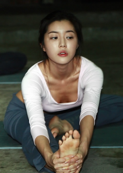 ▲ 2일 오후 경기도 남양주 종합촬영소에서 열린 영화 '요가학원'(감독 윤재연) 촬영현장 공개에서 배우 박한별이 작품 속 한장면을 연기하고 있다.&nbsp; ⓒ 연합뉴스