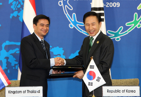 ▲ 이명박 대통령은 2일 제주에서 개최한 한·아세안(ASEAN) 특별정상회의를 정리하는 공동기자회견을 갖고 