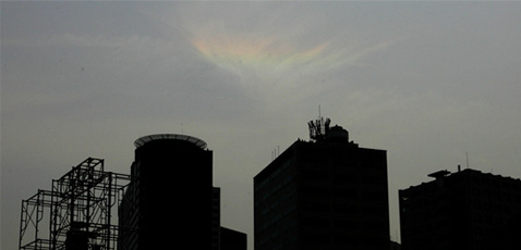 ▲ 노무현 전 대통령 공식홈피 '사람사는 세상'에 올라온 29일 덕수궁쪽 하늘. 노 전 대통령 지지자들은 빌딩 위에 부옇게 보이는 구름을 구도자가 열반할 때 나타나는 무지개라고 주장했다.