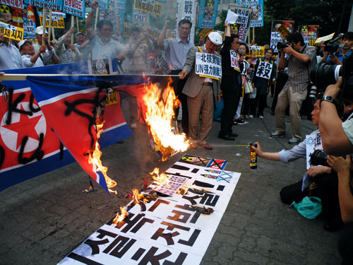 ▲ 반핵반김은 2일 '북한핵실험 미사일 발사 전쟁도발 규탄대회'에서 북한 김정일 사진과 인공기에 불을 지르는 퍼포먼스를 벌였다 ⓒ 뉴데일리