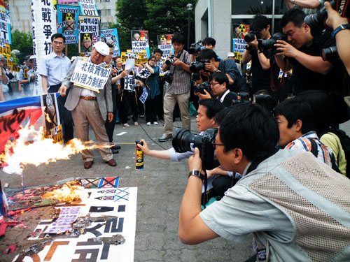 ▲ 반핵반김은 2일 '북한핵실험 미사일 발사 전쟁도발 규탄대회'에서 북한 김정일 사진과 인공기에 불을 지르는 퍼포먼스를 벌였다 ⓒ 뉴데일리