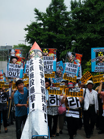 ▲ 모형 미사일을 운반하고 있는 반핵반김 관계자들 ⓒ 뉴데일리