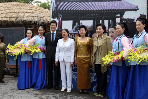 ▲ 이명박 대통령 부인 김윤옥 여사는 2일 한&middot;아세안(ASEAN) 특별정상회의에 참석한 아세안 정상 부인들과 함께 제주민속촌 등을 둘러봤다. ⓒ 뉴데일리