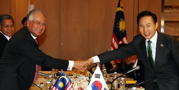 ▲ 이명박 대통령과 나집 툰 라작 말레이시아 총리가 2일 오후 서귀포 하얏트 호텔에서 열린 양국의 정상회담에서 악수하고 있다. ⓒ 연합뉴스