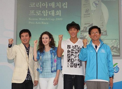 ▲ 영화배우 조재현과 미녀들의 수다의 크리스티나, 그리고 박태환 선수와 김문수 경기도지사가 경기 출전 전 화이팅을 다짐하고 있다(사진 좌측부터).  ⓒ 뉴데일리