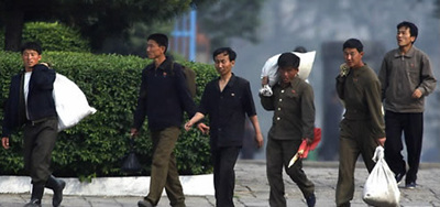 ▲ 신의주 강둑을 걷고 있는 북한 주민들. ⓒ 연합뉴스