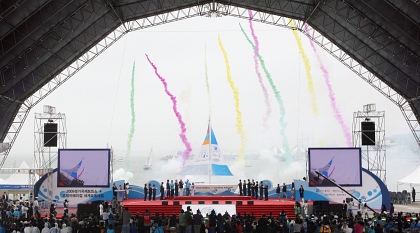 ▲ 3일 오전 화성시 전곡항에서 열린 '2009 경기국제 보트쇼 & 코리아매치컵 세계요트대회' 개막식에서 김문수 경기지사,이윤호 지식경제부장관, 최영근 화성시장 등 주요내빈들이 개막을 알리는 퍼포먼스를 하고 있다.  ⓒ 뉴데일리