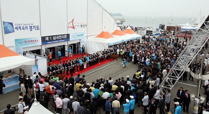 ▲ 3일 오전 화성시 전곡항에서 열린 '2009 경기국제 보트쇼 & 코리아매치컵 세계요트대회' 개막식에서 김문수 경기지사,이윤호 지식경제부장관, 최영근 화성시장 등 주요내빈들이 전시장 앞에서 테이프컷팅을 하고 있다.   ⓒ 뉴데일리