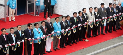 ▲ 3일 오전 화성시 전곡항에서 열린 '2009 경기국제 보트쇼 & 코리아매치컵 세계요트대회' 개막식에서 김문수 경기지사,이윤호 지식경제부장관, 최영근 화성시장 등 주요내빈들이 전시장 앞에서 테이프컷팅을 하고 있다.  ⓒ 뉴데일리