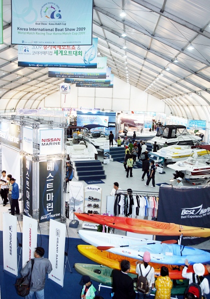 ▲ 3일 오전 2009 경기국제 보트쇼 & 코리아매치컵 세계요트대회 개막식에 참석한 많은 방문객들이 행사장내를 관람하고 있다.  ⓒ 뉴데일리