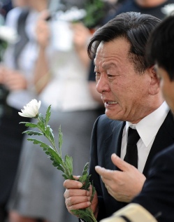 ▲ 구속집행정지 결정으로 일시 석방된 노무현 전 대통령의 측근 정상문 전 청와대 총무비서관이 지난달 27일 오후 경남 김해 봉하마을에 마련된 노 전 대통령의 분향소에 들어서며 눈물을 흘리고 있다.  ⓒ 연합뉴스