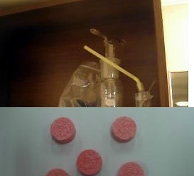 ▲ 서울지방경찰청 마약수사대는 강남이나 이태원 클럽 등에서 마약을 투약한 혐의로 84명을 입건했다고 3일 밝혔다. 상단 사진은 피의자들 중 한명의 집 화장실 서랍장에서 발견된 대마초 흡입기구. 하단 사진은 범행에 사용하고 남은 알약 형태의 엑스터시.&nbsp;&nbsp; ⓒ 연합뉴스