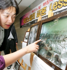 ▲ 지난 2006년 체르노빌 원전폭발 20주년을 맞아 '탈핵과 대안적 전력정책 국회의원 연구모임' 주최로 국회 의원회관 로비에서 '체르노빌 핵사고 사진전'이 열리던 모습.&nbsp; ⓒ연합뉴스