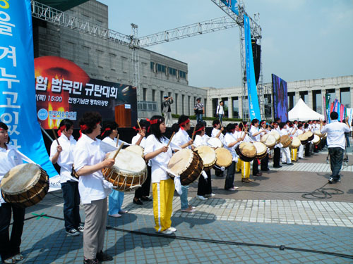 ▲ 행사 퍼포먼스로 북을 치는 자유총연맹 회원들 ⓒ 뉴데일리