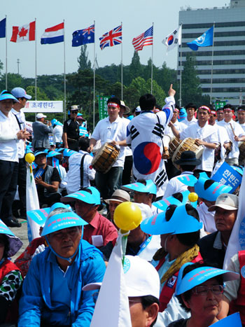 ▲ 행사에 북을 치며 등장한 회원들 ⓒ 뉴데일리