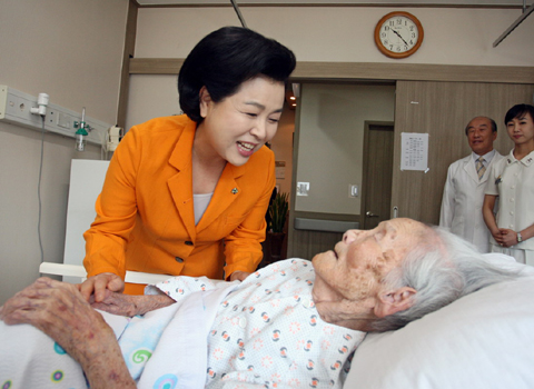 ▲ 이명박 대통령 부인 김윤옥 여사는 5일 호국·보훈의 달을 맞아 6.25 전쟁에서 전사한 아들을 한 자리에서 60년째 기다리고 있는 김언연 할머니(105)를 찾아 위로했다. ⓒ 뉴데일리<=청와대 제공>