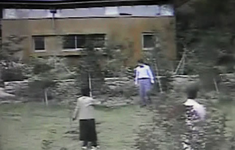 ▲ 22일 노무현 전 대통령과 권양숙 여사, 아들 건호씨 3명이 사저 내 정원을 둘러보고 나무를 가꾸는 장면 ⓒ 연합뉴스