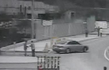 ▲ 전경과 대화를 나누고 있는 노 전 대통령. ⓒ 연합뉴스