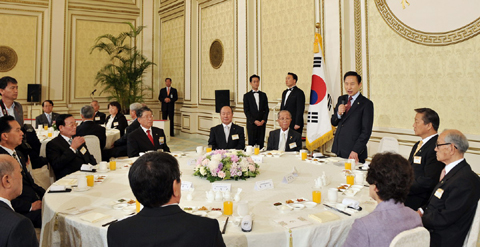 ▲ 이명박 대통령은 5일 호국.보훈의 달을 맞아 국가 유공자 및 유족들을 청와대로 초청해 오찬을 함께 했다. 이 대통령은 이 자리에서 