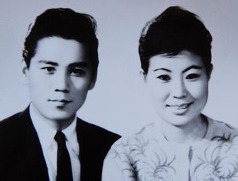 ▲ 지난 2007년 11월 세종문화회관 세종홀에서 열린 가수 현미의 데뷔 50주년 기념 콘서트 My Way 기자회견 및 53번째 앨범 제작발표회에서 가수 현미와 남편이었던 故 이봉조 작곡가와의 약혼사진이 당시 취재진에 공개돼 화제가 됐었다.&nbsp; ⓒ&nbsp;연합뉴스