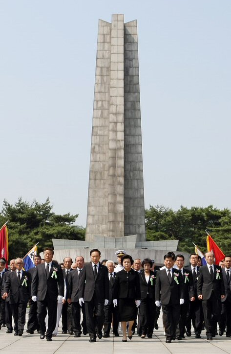 ▲ 이명박 대통령은 6일 오전 서울 동작동 국립현충원에서 열린 제54회 현충일 추념식에 참석, 추념사에서 