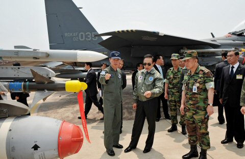 ▲ 이명박 대통령이 6일 현충일을 맞아 경기도 오산 공군작전사령부를 방문, 한미 연합 항공작전지휘통제부인 '전구항공통제본부(TACC)'를 둘러보고 최근 북한의 도발 동향과 우리 군의 대비 태세를 점검했다. ⓒ 뉴데일리<=청와대 제공>
