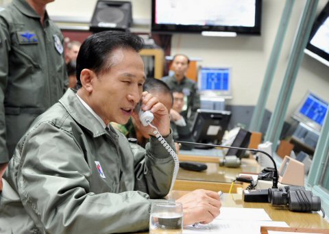 ▲ 이명박 대통령은 6일 현충일을 맞아 경기도 오산 공군작전사령부를 방문, 한미 연합 항공작전지휘통제부인 '전구항공통제본부(TACC)'를 둘러보고 