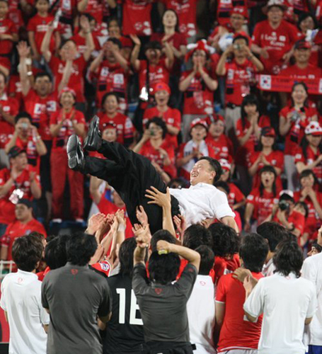 ▲ 6일 오후 두바이 알나스르 알막툼 스타디움에서 열린 2010남아공월드컵 아시아지역 최종예선 6차전 한국과 아랍에미리트(UAE)의 경기에서 2-0으로 승리, 7회 연속 본선 진출 쾌거를 이룬 선수들이 허정무 감독을 헹가래치고 있다. ⓒ연합뉴스