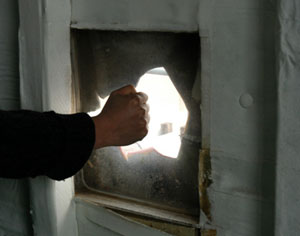 ▲ 참수리 357함의 피탄 흔적 ⓒ 뉴데일리