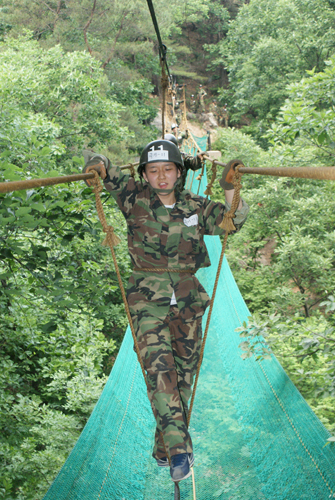 ▲ 육군 제36사단은 제40회 캐나다 국제기능올림픽에 출전하는 한국 대표선수 48명을 대상으로 극기훈련을 실시했다. 사진은 간현유격장에서 세줄타기 훈련을 받는 대표 선수들 ⓒ 육군 36사단