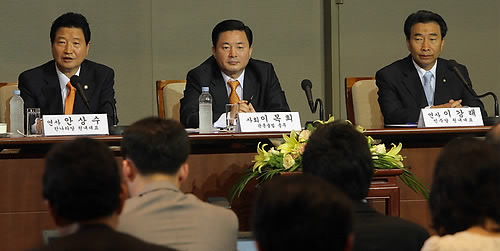 ▲ 한나라당 안상수 원내대표와 민주당 이강래 원내대표가 9일 오전 서울 프레스센터에서 열린 관훈토론회에 참석, 국회 개회 지연 등 현안에 대해 토론을 하고 있다. ⓒ연합뉴스