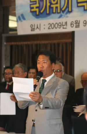 ▲ 9일 서울 프레스센터에서 '국가위기극복을 위한 범시민사회단체 시국선언문'을 낭독하는 두명택 뉴라이트전국연합 상임대표 ⓒ 뉴데일리