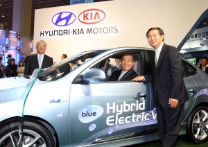 ▲ 양웅철 현대&middot;기아차 연구개발총괄본부장(차량 우측), 이만의 환경부 장관(차량 내), 손경식 환경보전협회장(차량 뒷편)이 아반떼 LPI 하이브리드카와 함께 기념촬영하고 있는 모습.&nbsp; &nbsp;ⓒ 뉴데일리