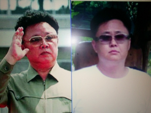 ▲ 무속 관련 카페 '산OO'을 운영하는 배모씨(40)가 지난 2월 22일 자신과 김정일의 사진을 합성해 게재한 사진(원본에 없는 플래시 역광이 눈에 띤다).  ⓒ 뉴데일리