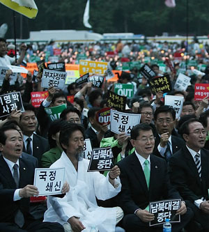 ▲ 10일 오후 서울 시청 앞 서울광장에서 범국민대회가 강행됐다. 왼쪽부터 정세균 민주당 대표, 강기갑 민주노동당 대표, 문국현 창조한국당 대표, 노회찬 진보신당 대표 ⓒ 연합뉴스