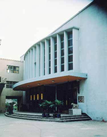 ▲ 1962년 극작가 유치진이 건립한 드라마센터. 현재 유치진극장의 모습