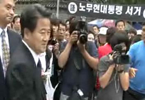 ▲ 무소속 정동영 의원은 지난 10일 노무현 전 대통령 임시분향소가 차려진 서울 덕수궁 대한문에 들러 '이명박 대통령탄핵 서명운동'에 이름을 올렸다 ⓒ 조선일보 캡처  