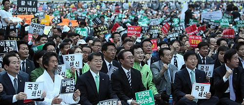 ▲ (왼쪽부터) 정세균 민주당 대표, 강기갑 민주노동당 대표, 문국현 창조한국당 대표, 노회찬 진보신당 대표 등이 시민들과 함께 10일 저녁 서울 시청 앞 서울광장에서 열린 6.10 범국민대회에서 구호를 외치고 있다. ⓒ연합뉴스