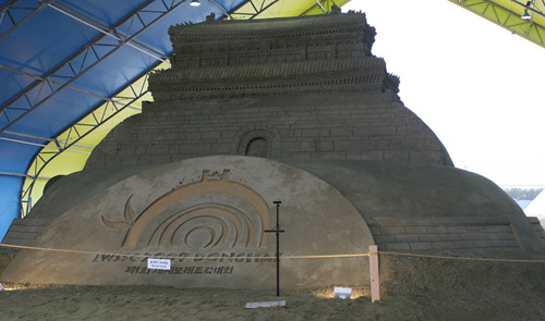 ▲ '2009 동해 세계모래조각대회'에 선보인 숭례문 모래조각. ⓒ 뉴데일리