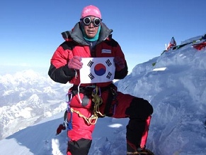 ▲ 마칼루 정상에 오른 허영호 대장&nbsp;&nbsp; ⓒ 뉴데일리