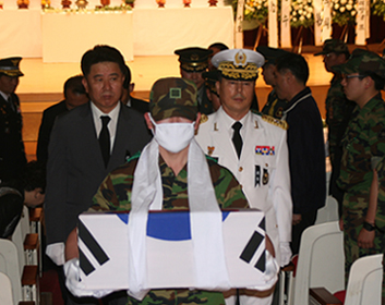 ▲ 육군 제 36사단은 2일 평창군 월정삼거리 체육공원에서 평창군 횡성군 일대 6.25 전사자 합동영결식을 열었다. 36사단은 지난 3월부터 이 일대 유해발굴을 추진해 모두 79구의 국군 전사자 유해를 찾아냈다. ⓒ36사단