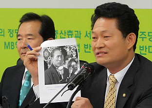 ▲ 12일 서울 여의도 당사에서 열린 확대간부회의에서 이명박 대통령이 촛불을 들고 있는 사진을 공개한 송영길 최고위원. ⓒ 연합뉴스